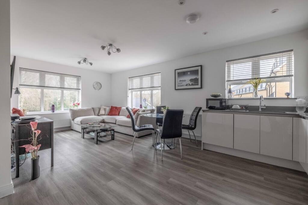 Stylish Home @ Virginia Water Lake & Free Parking Englefield Green 외부 사진