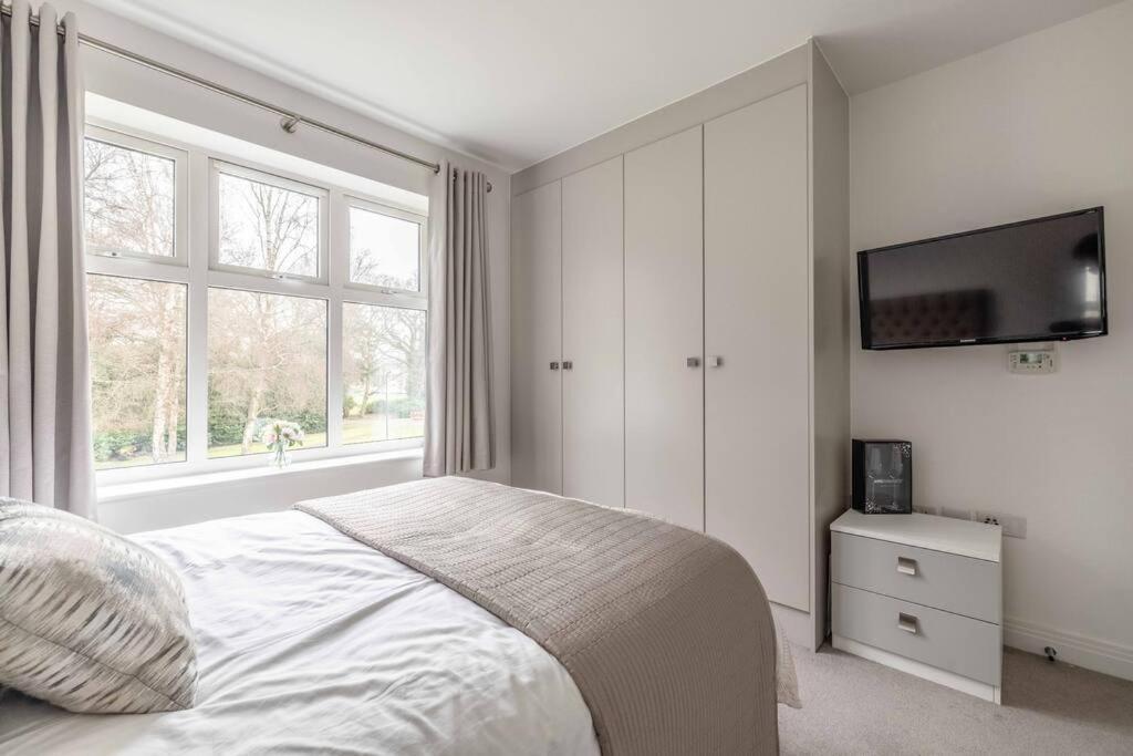Stylish Home @ Virginia Water Lake & Free Parking Englefield Green 외부 사진