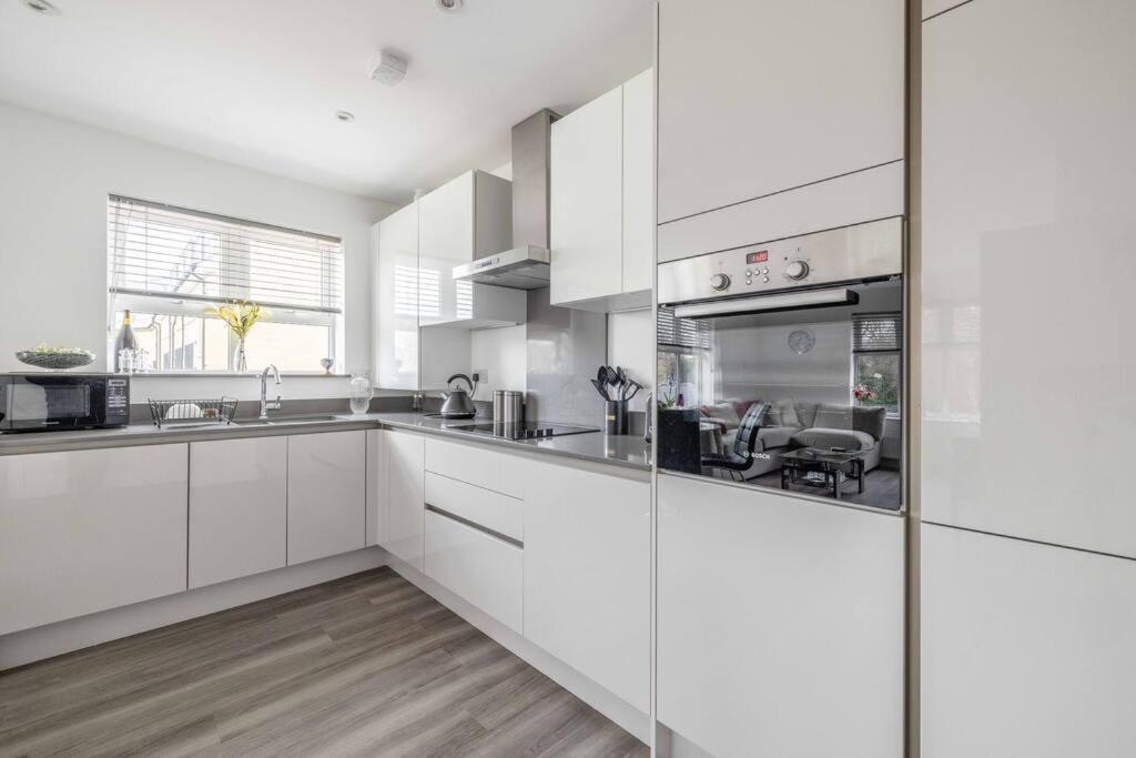 Stylish Home @ Virginia Water Lake & Free Parking Englefield Green 외부 사진