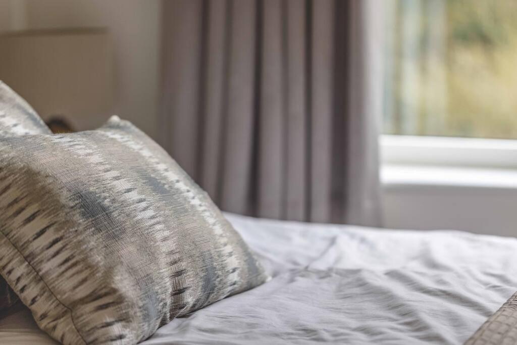 Stylish Home @ Virginia Water Lake & Free Parking Englefield Green 외부 사진