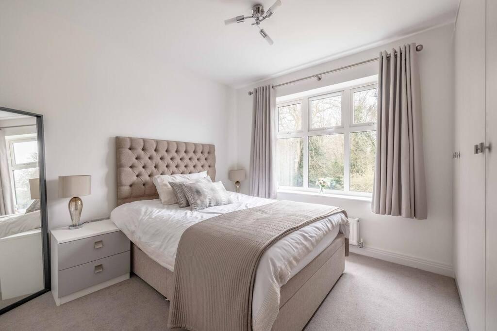 Stylish Home @ Virginia Water Lake & Free Parking Englefield Green 외부 사진